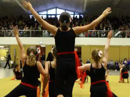 Die prall gef&uuml;llte H&ouml;ssenhalle in Westerstede bei einer fr&uuml;heren Veranstaltung: Bald soll es hier umfangreiche Sanierungsma&szlig;nahmen geben.