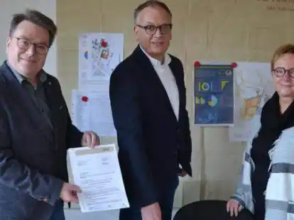 Freude im Rathaus: Einen F&ouml;rderbescheid &uuml;ber 9,17 Millionen Euro f&uuml;r die Fahrradstra&szlig;e zeigen (v.l.) Carsten Meyer, Fachbereichsleiter Bauverwaltung, Karl-Heinz Bischoff, Leiter des Tiefbau- und Gr&uuml;nfl&auml;chenamtes, und Constanze Schlichting, ebenfalls Tiefbau- und Gr&uuml;nfl&auml;chenamt.