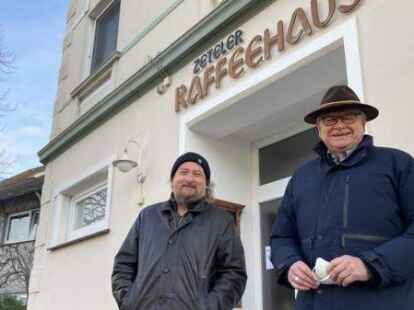 Dr. Rolf Bruns (links) und Heiner Lauxtermann freuen sich, dass das Testzentrum im Zeteler Kaffeehaus wieder an den Start geht.