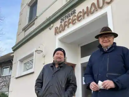 Dr. Rolf Bruns (links) und Heiner Lauxtermann freuen sich, dass das Testzentrum im Zeteler Kaffeehaus wieder an den Start geht.