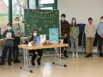 Den Schulentscheid an der Schule an der Ellerb&auml;ke gewann die Sechstkl&auml;sslerin Mia Ibrahim (sitzend). Damit ist sie im 63. Vorlesewettbewerb eine Runde weiter.