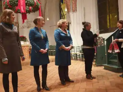 Weihnachtst&uuml;ten mit s&uuml;&szlig;en Leckereien als Dankesch&ouml;n: Birgit Jelken, neue Vorsitzende der Vortragsvereinigung (rechts), &uuml;berreichte in ihrer neuen Funktion beim letzten Konzert 2021 den K&uuml;nstlerinnen der Berliner A Capella-Gruppe Niniwe in St. Petri kleine Geschenke.