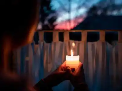 Zum Gedenken der zu fr&uuml;h geborenen und gestorbenen Kinder wird am Abend eine Kerze ins Fenster gestellt.