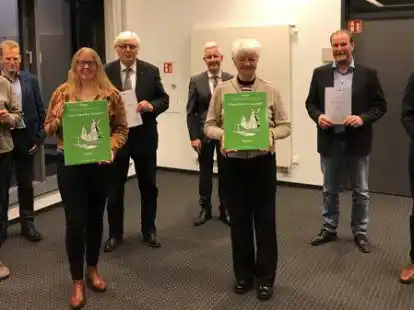 Bei der Siegerehrung: Die Vertreter der  &bdquo;Dorfgemeinschaft Holte&ldquo; mit Hanshermann Buttjer (von links), Rhauderfehns B&uuml;rgermeister Geert M&uuml;ller, Sintje Kampen und Ortsvorsteher Friedhelm Nehuis, Landrat Matthias Groote sowie f&uuml;r den Arbeitskreis Tergast Hermine Saathoff und Focko B&ouml;den sowie der Moormerl&auml;nder B&uuml;rgermeister Hendrik Schulz.