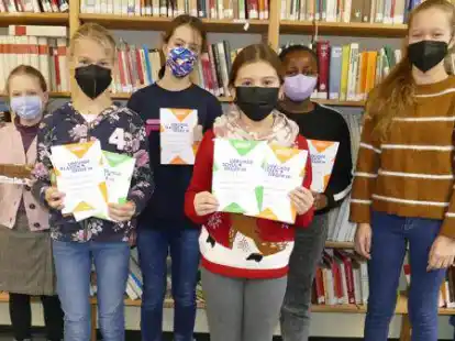 Josephine (von links), Lara, Emma, Elsbeth und Selina waren beim Vorlesewettbewerb des Gymnasiums Ganderkesee erfolgreich. Vorjahressiegerin Nell (rechts) geh&ouml;rte zur Jury.