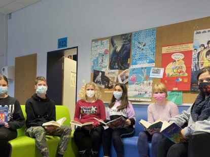 Am Vorlesewettbewerb nahmen in der Hauptschule Wildeshausen (von links) die Siegerin Pia Grabherr sowie Marvin Schnoor, Lara-Fabienne Heintze, Asya Naskova, Emma-Lou M&uuml;hlenhort unde Leonie Kammann teil.