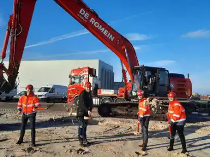 Symbolischer Spatenstich mit Vertretern der De Romein Group und B&uuml;rgermeister in Augustfehn II: Robin Meijer (v.l.), B&uuml;rgermeister Matthias Huber, Marco Blaha und Ina Burema.