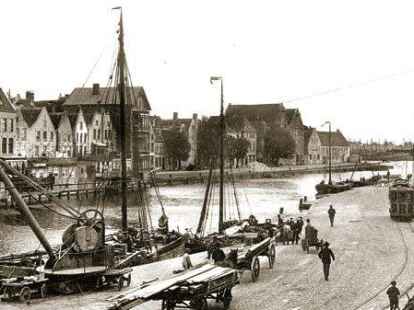 Pr&auml;gte jahrzehntelang den Ratsdelft: Ein Kran zum L&ouml;schen der Schiffe. Irgendwann in der ersten H&auml;lfte des 20. Jahrhunderts verschwand er.