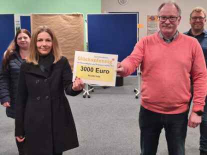 Die Tagesm&uuml;tter der Einswarder Kindergrippe &bdquo;De L&uuml;tten Trolle&ldquo; (von links) Mareike Hullmann, Mandy Fink und Melanie B&uuml;sing nehmen dankend die Gl&uuml;ckspfennig-Spende f&uuml;r ihre Einrichtung von Ralf Hesse (Gl&uuml;ckspfennig-Koordinator), Michael Eilers (Betriebsratsvorsitzender), und Dirk Schumacher (Personalleiter) entgegen.