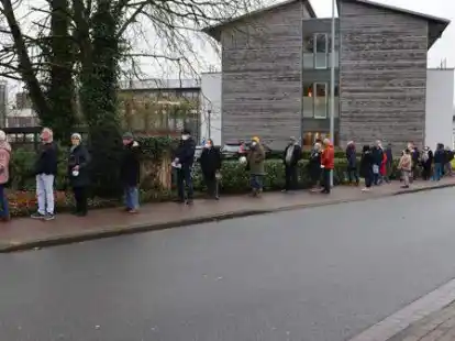 Die Impfaktionen sind im Landkreis begehrt: Vor dem Krankenhaus Johanneum in Wildeshausen bildete sich am Montag eine lange Schlange.