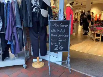 2G-Nachweise bereithalten: So steht es auf einem Schild bei Modegesch&auml;ft Shopping Traum an der Peterstra&szlig;e in Bad Zwischenahn.