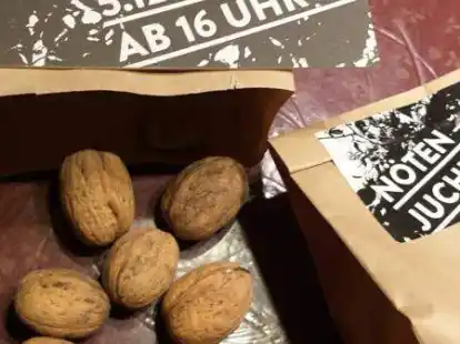 Walnuss-Verkauf zugunsten alter Obstbaum-Sorten: So sah die Aktion &bdquo;N&ouml;ten Juchhei!&ldquo; von K&uuml;nstlerin Claudia Ohmert aus.