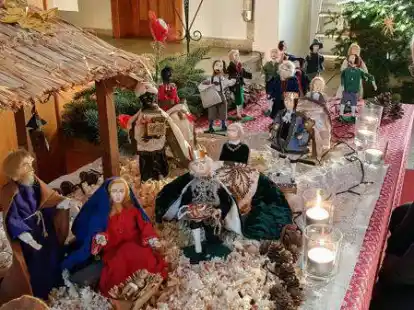 Pastor Udo Dreyer an der Krippe, die auch in diesem Jahr wieder in der W&uuml;stinger Kapelle aufgebaut ist.