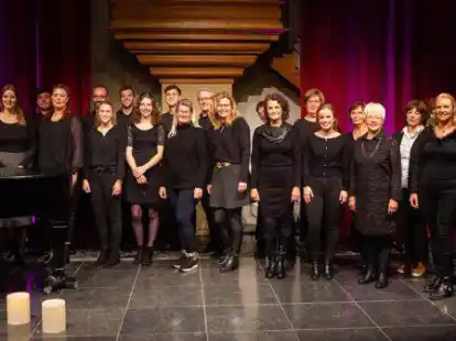 &Ouml;ffnen das elfte T&uuml;rchen im Emden.TV-Adventskalender 2021: die S&auml;ngerinnen und S&auml;nger des Chors Ligante unter Leitung von Julia Grupe-D&ouml;rr.