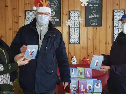 Bei der Spenden&uuml;bergabe: Dorette Wittje, Hajo Renno und J&ouml;rn Wettermann (von links)