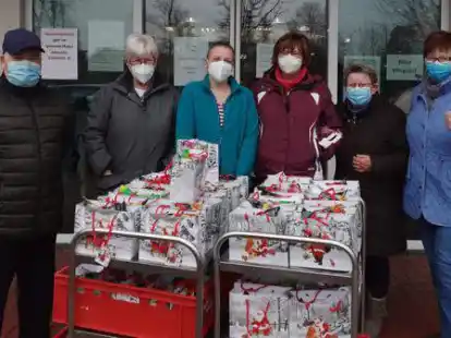 Am Eingang zum Seniorenheim wurden die 80 Nikolaus-T&uuml;ten &uuml;bergeben.