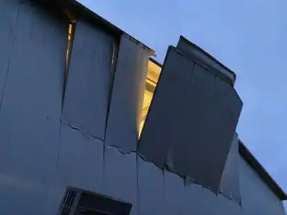 Die Giebelwand ist durch die Wucht der Verpuffung herausgebrochen.