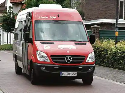 Gro&szlig;es Engagement, damit andere von A nach B kommen: Ein Westersteder B&uuml;rgerbus mit einem ehrenamtlichen Fahrer am Steuer f&auml;hrt hier auf der Gaststra&szlig;e.