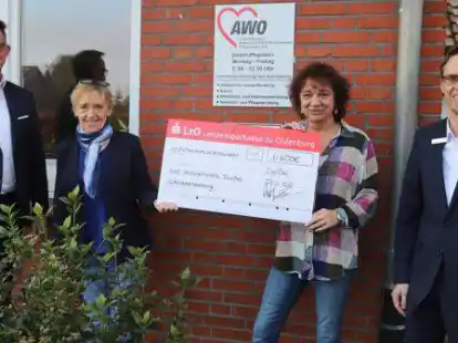 Damit die soziale  Schuldnerberatung  durch die Awo Bar&szlig;el fortgef&uuml;hrt werden kann, gab es einen  Scheck von der Landessparkasse zu Oldenburg (von links): Frank Naber, Marianne von Garrel, Brigitte Siebum und Eric Janssen.