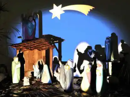 Seht ihr den Stern dort stehen? Ein Team der Hochschule Emden/Leer hat die Weihnachtskrippe der Martin-Luther-Kirche mit einer besonderen Licht- und Toninstallation zum Leben erweckt.