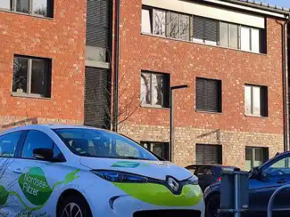 Nordsee-Flitzer und E-Lades&auml;ule: Bisher noch eine Seltenheit im gemeindeeigenen Fuhrpark.
