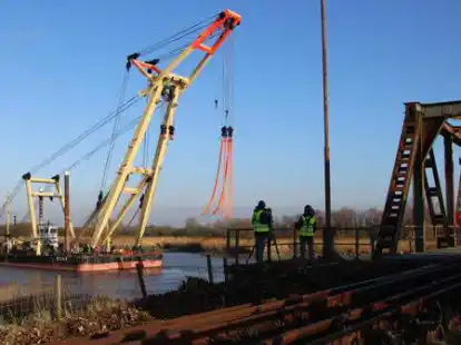 Der Schwimmkran &bdquo;Enak&ldquo; n&auml;hert sich der Friesenbr&uuml;cke.