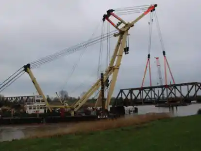 Der erste Versuch, die Friesenbr&uuml;cke auszuh&auml;ngen, scheiterte.