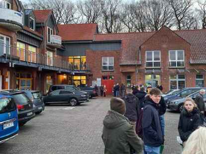 Schon um 8.15 Uhr, 45 Minuten vor dem offiziellen Start, war die Schlange vor der Arztpraxis etliche Meter lang.