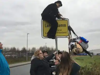 Mit dem &Uuml;berklettern des Ortsschildes beginnt f&uuml;r Jade die Walz.