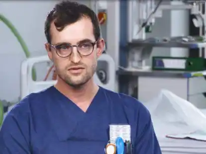 Johann Schottler, Assistenzarzt f&uuml;r Innere Medizin, spricht im Video &uuml;ber die Situation auf der Covid-Station des Evangelischen Krankenhauses.