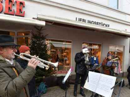 Verstärkten am Samstag die schöne vorweihnachtliche Stimmung in der Innenstadt: die Musiker des Posaunenchors „Gruppe 08“, hier vor Isensee.