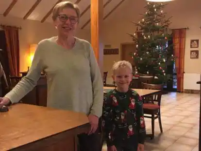 Im Caf&eacute;, das am Sonntag zum letzten Mal ge&ouml;ffnet hatte: Gisela Garms mit Enkel Lasse.