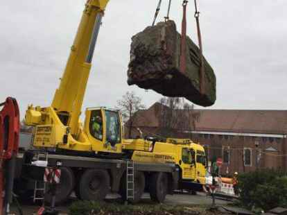 Montagmittag in B&ouml;sel: Der Findling wird mittels eines Krans auf den Anh&auml;nger verladen und zum Bauhof gebracht.