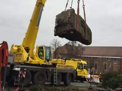 Montagmittag in B&ouml;sel: Der Findling wird mittels eines Krans auf den Anh&auml;nger verladen und zum Bauhof gebracht.