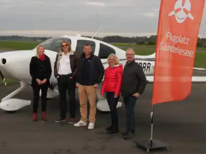 Gruppenbild mit Raumfahrer: (von links) Birgit Bubelach (Leiterin Training Services Lufthansa Aviation Training), B&ouml;rje Horn (Fluglehrer), Andreas Mogensen (ESA-Astronaut), D&ouml;rthe Dreher (Prokuristin Atlas Airfield GmbH), Christian von Engelbrechten (Ausbildungsleiter Atlas Airfield GmbH).