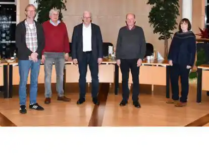 B&uuml;rgermeister Neidhard Varnhorn (von links), Ludger Stammermann, Wilhelm Luker, Heinz Kuper, Josef Pleuter, Christine Dickerhoff, Patrick Flatken