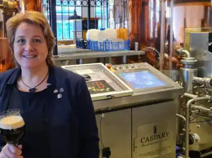 Manuela Harms ist Biersommeli&egrave;re. Die neue Mitarbeiterin beim Butjadinger Tor in Abbehausen verkostet das Bier in Weingl&auml;sern.