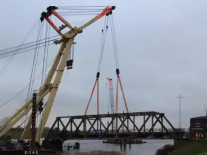 Der Kran &bdquo;Enak&ldquo; bleibt erstmal in Papenburg.