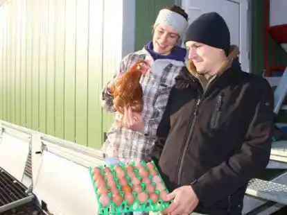 Sandra Honegger und Timo Hu&szlig;mann sind &uuml;berzeugt von dem Konzept des Mobilstalls, der eine artgerechte Haltung der H&uuml;hner erm&ouml;glicht. Sie sind mit 330 Hennen der Sorte Lohmann Classic gestartet.