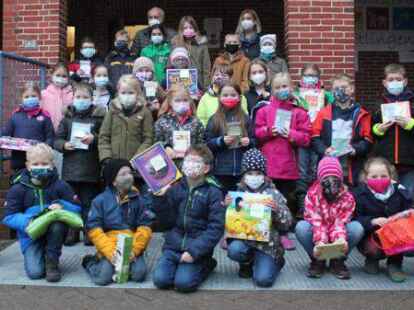 Stolze Gewinnerinnen und Gewinner: Rund 30 Sch&uuml;lerinnen und Sch&uuml;ler der Grundschule D&ouml;tlingen haben am Plattdeutsch-R&auml;tsel teilgenommen.