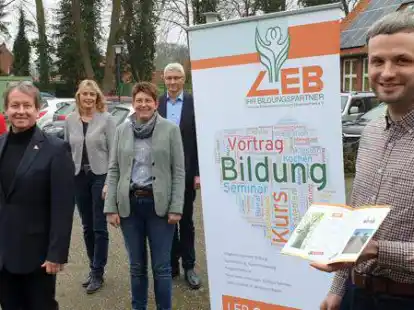 Stellten das neue Halbjahresprogramm der LEB Gro&szlig;enkneten vor: (von links) Karin Pieper (LEB-Regionalleiterin), Ralf Holtz (P&auml;dagogischer Mitarbeiter), Petra D&uuml;hnen (Verwaltung), Andrea Naber (Vorsitzende LEB-Kreisarbeitsgemeinschaft Oldenburg), Bernhard Wolff (Gesch&auml;ftsf&uuml;hrer LEB-Kreisarbeitsgemeinschaft Oldenburg) und Timm-Dierk Reise (Vorsitzender LEB Gro&szlig;enkneten).