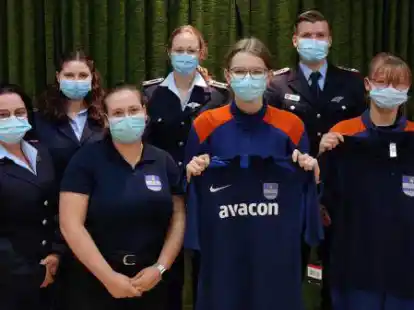 Kommando der Jugendfeuerwehr Prinzh&ouml;fte: (hinten von links) Sabrina Wenke (Schriftwartin), Jeanine Wacker (stellv. Jugendfeuerwehrwartin), Jannis Kirchhoff (Jugendfeuerwehrwart), (vorne von links) Vivien Rohrig (Kassenwartin), Lara Pantiaco (Pressewartin), Laura Hacke (Jugendsprecherin) und Johanna Gerke (stellv. Jugendsprecherin)