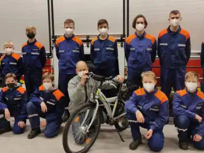 Im Einsatz f&uuml;r die Sicherheit der Radfahrerinnen und Radfahrer in Sandkrug: Die Jugendfeuerwehr und Jens Brailow von der Fietsendiele.