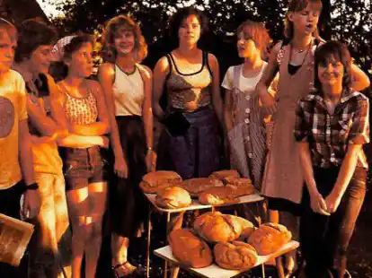 Beim Brotbacken mit der 8. Klasse im Jahr 1978: Ernst Beyer sucht unter anderem die auf diesem Foto abgebildeten Sch&uuml;lerinnen und Sch&uuml;ler.