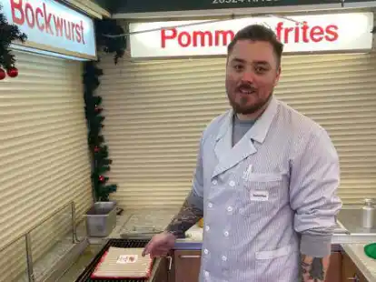 Er ist zwar trotz erschwerter Bedingungen geblieben und wird auch in den kommenden Tagen noch Bratwurst verkaufen, doch so richtig gut lief es in diesem Jahr auf dem Weihnachtsmarkt in Norden f&uuml;r Peter Schiffke Junior nicht.