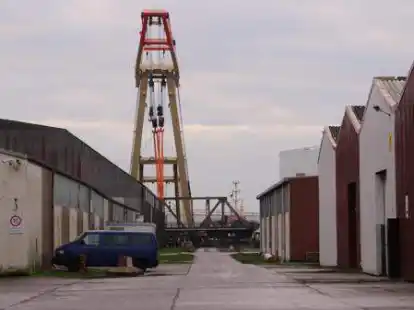 Das wohl letzte Foto des ersten Teilst&uuml;cks: Auf dieser Fl&auml;che im Papenburger Hafen wird die Friesenbr&uuml;cke zerlegt und recycelt. Noch h&auml;ngt sie hier am Schwimmkran &bdquo;Enak&ldquo;.