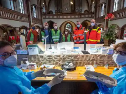 Sie haben bei einer Impfaktion in der Ohmsteder Kirche geholfen rund 500 Personen Impfstoff zu verabreichen (von links, hintere Reihe): Deborah Siemermann (Vikarin), Pastor Christoph Fasse, Kirchen&auml;ltester Henning Meyer-Helms, Anke Fasse (Seelsorgerin im Evangelischen Krankenhaus), Dr. Thomas Henke (Chefarzt Notaufnahme Ev. Krankenhaus) und Dr. Alexander Poppinga (Vorstand) sowie (vorne von links) Gabriele Sch&uuml;ller und Hendrik Sch&uuml;ller (beide Hofapotheke Oldenburg).  Foto: St&uuml;ber