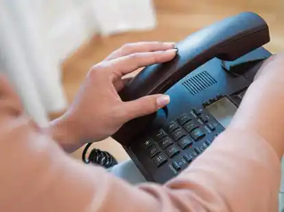 Seelsorge kann auf unterschiedliche Weise passieren - beispielsweise in einem pers&ouml;nlichen Gespr&auml;ch oder via Telefon.