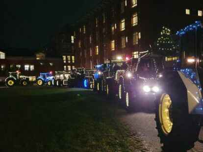 Mit leuchtenden Treckern fuhren die Landwirte zum Krankenhaus in Aurich.