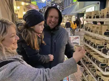 Entspannter Weihnachtseinkauf am vierten Advent in Jever: Nadine und Jan Schmidt mit Tochter Jule aus Friedeburg.